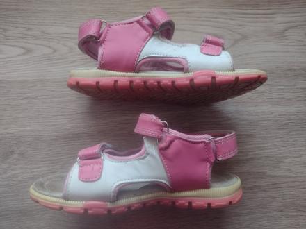 Ružové sandále, 30