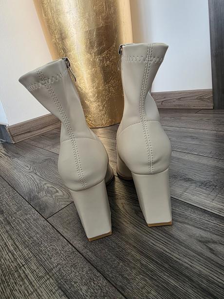 Béžové kotníčky, 41