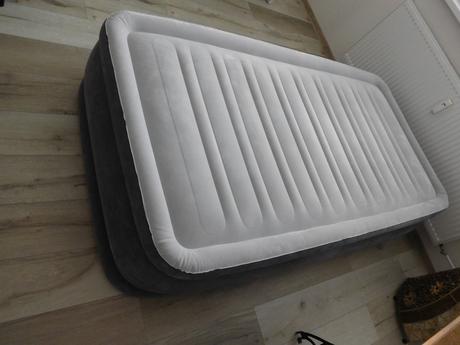Nafukovacia posteľ,