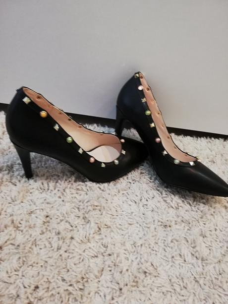 Čierne lodičky, 37