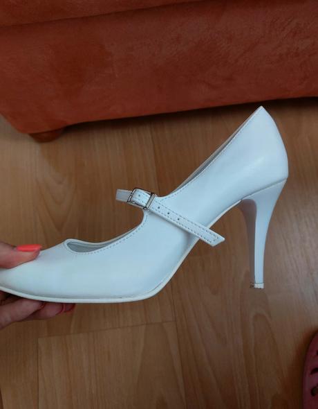 Biele poltopanky, 39