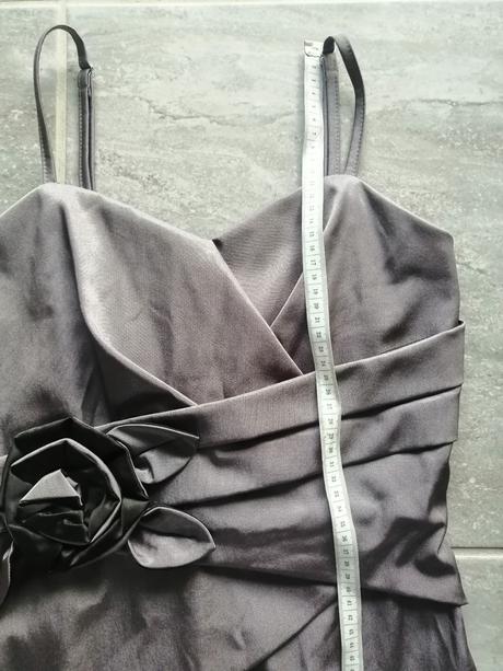 Zaujímavé sivé pružné šaty s kvetom vl, l