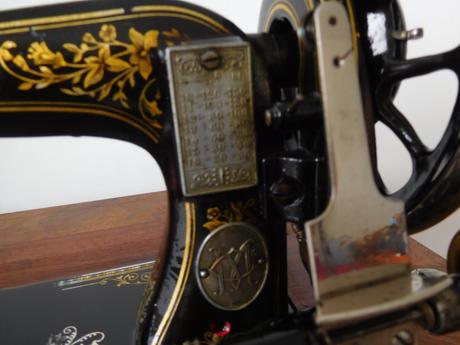 Starožitný šijací stroj značky royal-plne funkčný, 