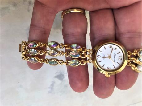 Zaujímavé hodinky s opálovými očkami,