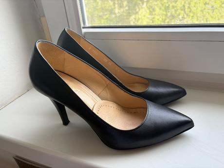 Čierne lodičky, 37