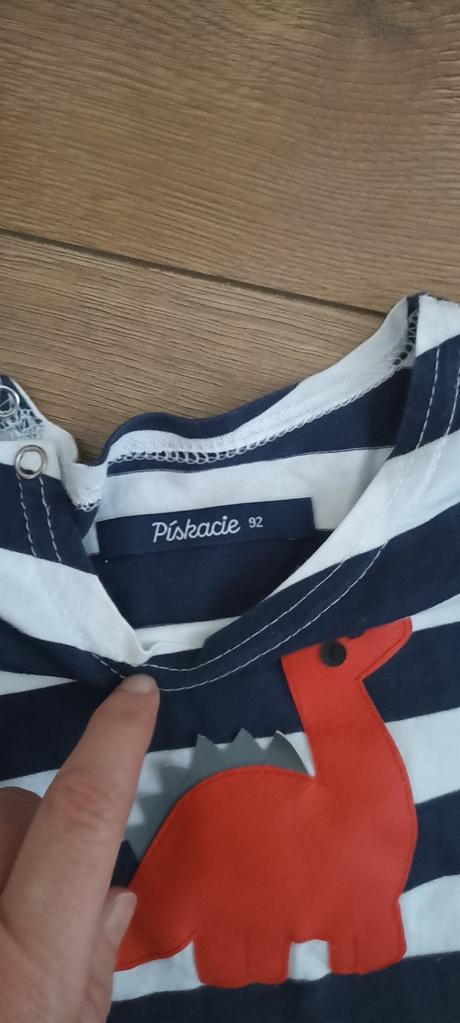 Piskacie tričko s dinom, 92