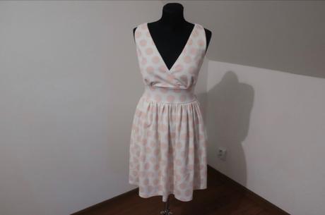 Ružové bodkované šaty, s