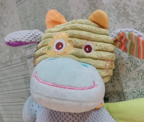 Farebný hrkajúci býček ark toys premier car, 37 cm, 