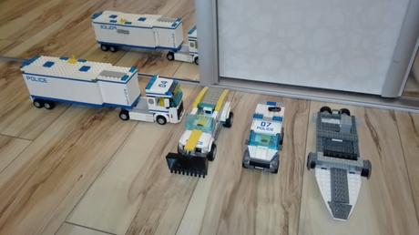 Lego-policajný kamion + dalšie autá a čln, 