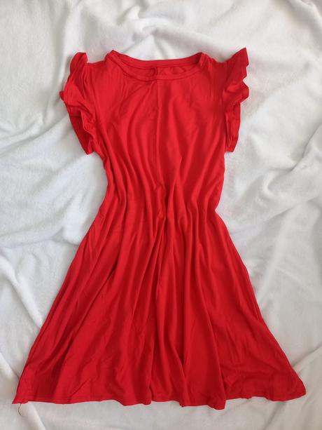Červené šaty uni, 