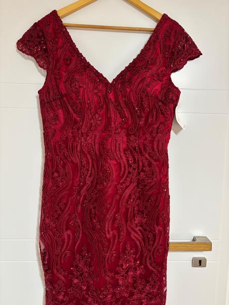 Červené spoločenské šaty, 42