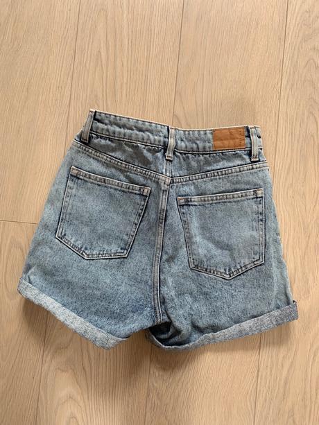 Kraťasy zn. bershka s vysokým pásom, bershka,34