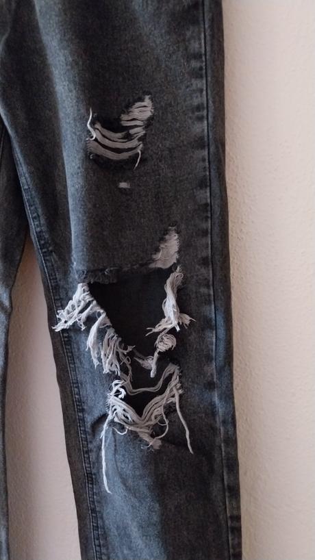 Sivo - čierne potrhané rifle, s