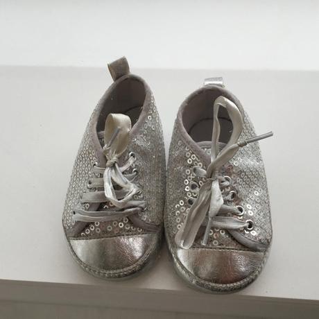 Strieborné tenisky, 19