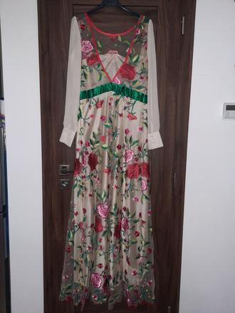 Vyšívané šaty, 38