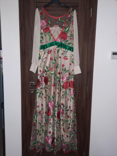 Vyšívané šaty, 38