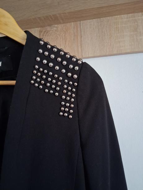Čierne sako s kovovými aplikáciami, h&m,38