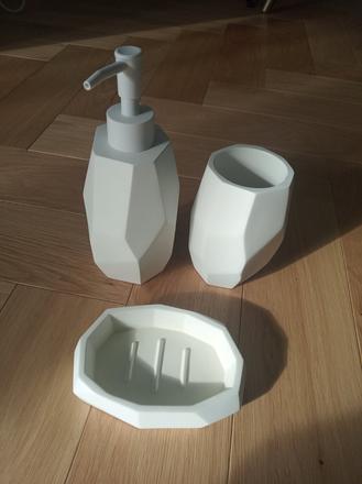 Kúpeľňové doplnky,