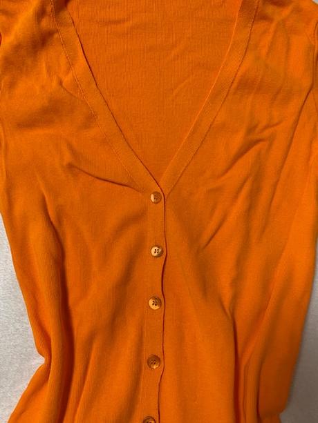 Oranžový svetrík s výstrihom do v zn. uc benetton, benetton,m / s