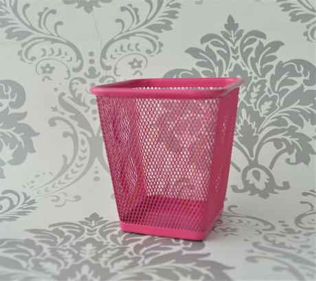 Kovový stojan na perá,