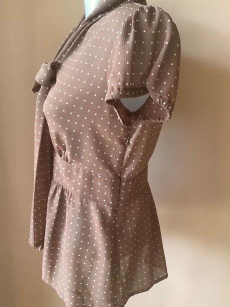 Bodkovana bluzka, 36