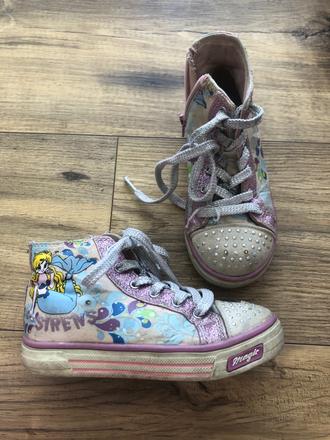 Svietiace tenisky, 27