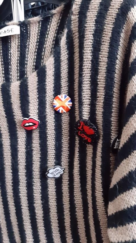 Please pulovrik s odznakmy, pleas,m