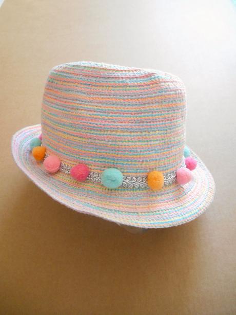 Letný klobúčik s brmbolcami na 6-10 rokov, 128