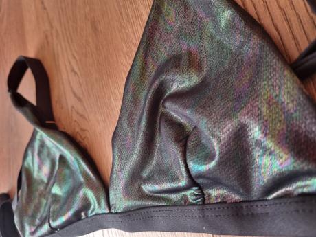 Lesklé bikiny brazilky s vysokým vykrojením, s