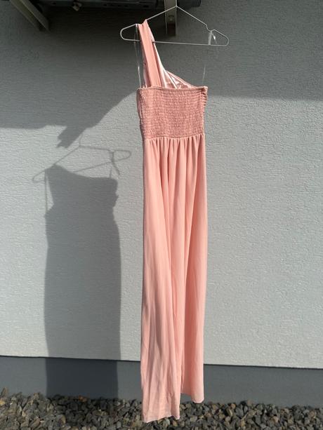 Marhuľové šaty na jedno rameno, s