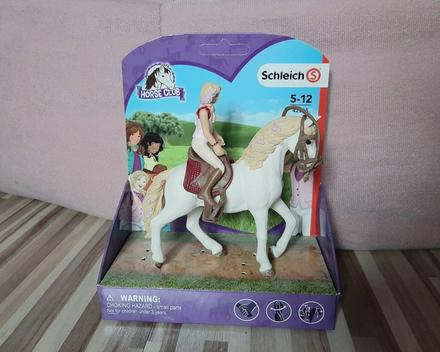 Jazdkyňa sofia s koňom,