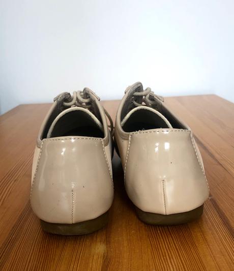 Béžové poltopánky so zlatým pásikom, 38