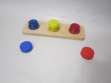 Skrutkovacie vrchnáky modrá, žltá, červená, 