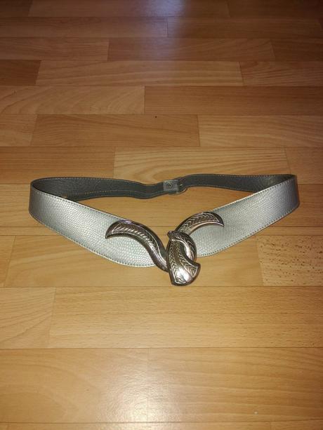 Elegantná biela búzka s opaskom, m