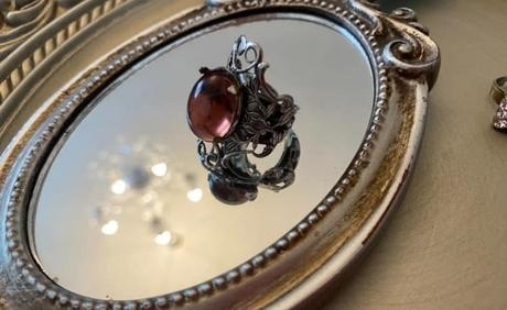 Prsteň s hnedým očkom, 