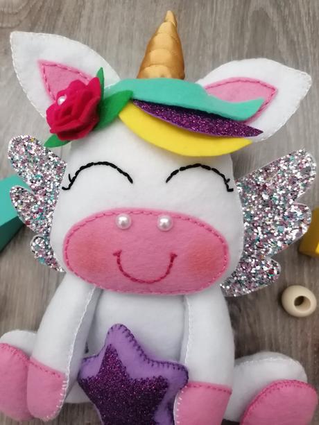 Rucne šitý jednorožec, 