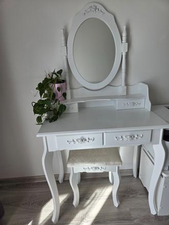 Kozmetický stolík, 