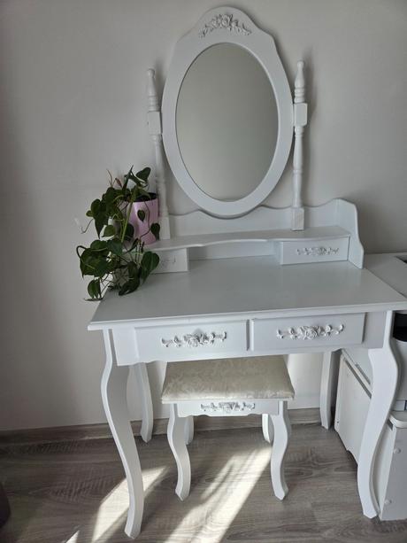 Kozmetický stolík, 