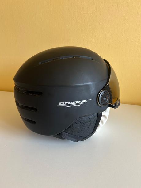 Lyžiarska prilba so štítom, l