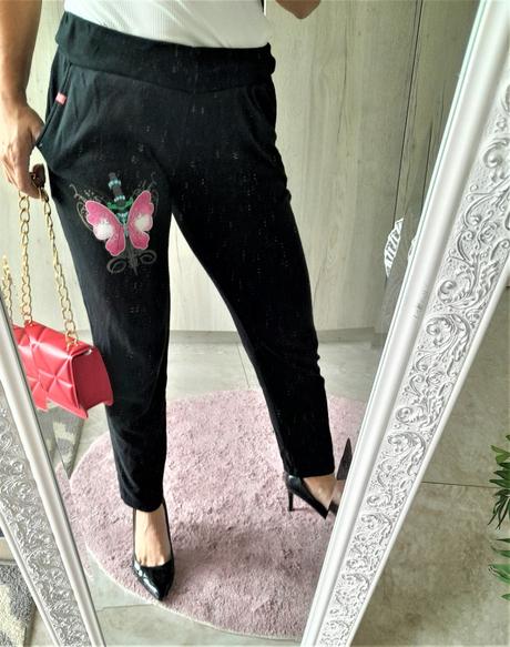 Tepláky s nápisom na zadku-m, m