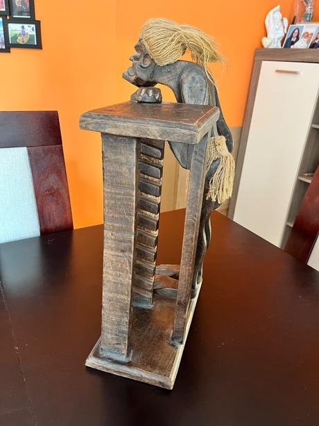 Drevený stojan s domorodcom, 