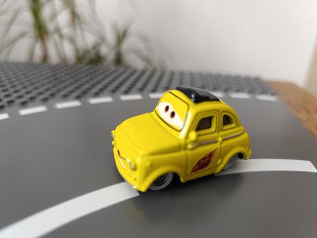 Kovové autíčko cars ,, luigi,, mcqueen autá,
