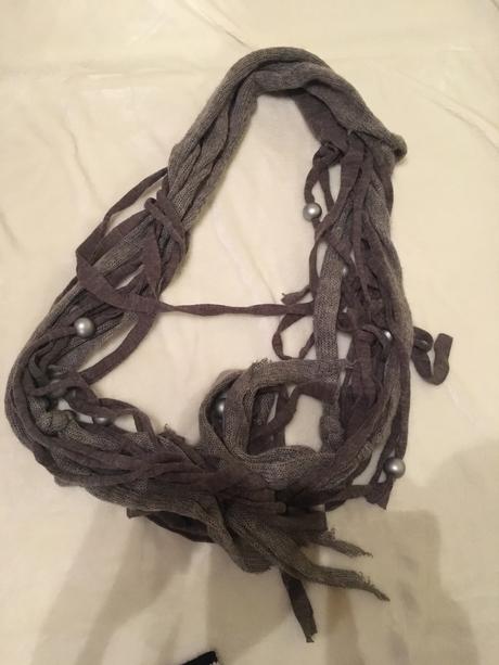 Šál s koralikmi, s