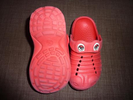 Crocsove topanocky, 27