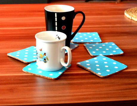  tyrkysové bodkované podšálky, 