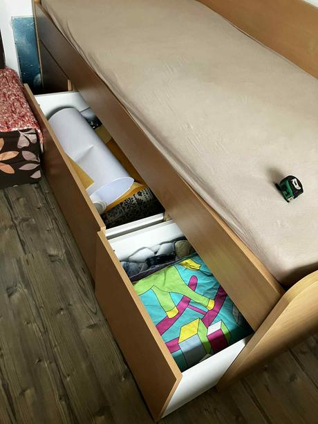 Jednoložková posteľ,