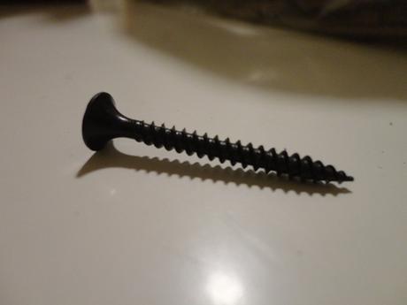 Spojovací materiál - nový - hmoždinky, šróby,