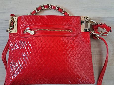 Červená lakovaná kabelka, 
