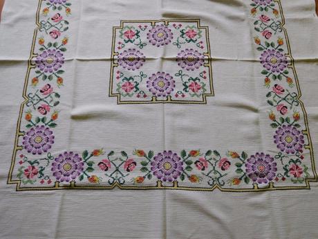 Vidiecky obrus-s fialovou výšivkou, 128 x 128 cm,, 