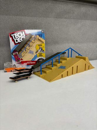 Schodisko so zábradlím a rampou a skateboadmi,